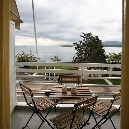Lovely Sea Front Apartment Itea Esterno foto